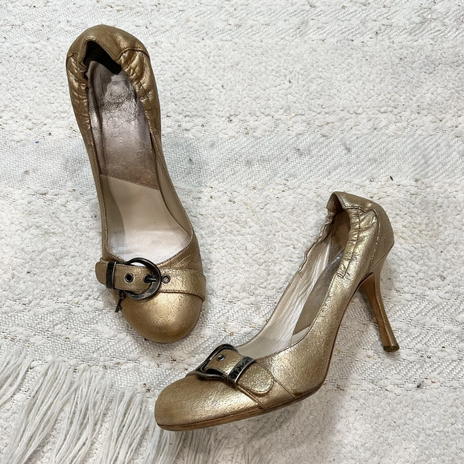 Talons DIOR or cuir fissuré métallique or bout rond logo/clé talons hauts chaussures 10