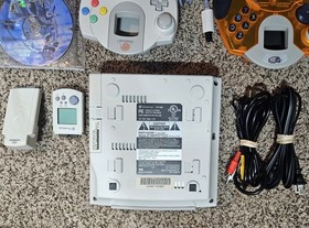 Sega Dreamcast Console BUNDLE W/ 2 cont. , 1 VMU, 1 Game, 1 Rumble Pak. RD DESC.