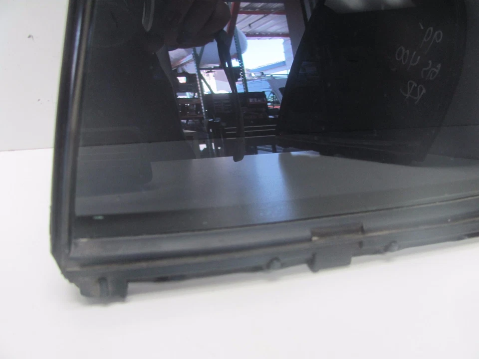 1998-2000 Lexus GS400 Rear Right Passenger Door Window Vent Glass OEM KM504353 - Image 2 of 4