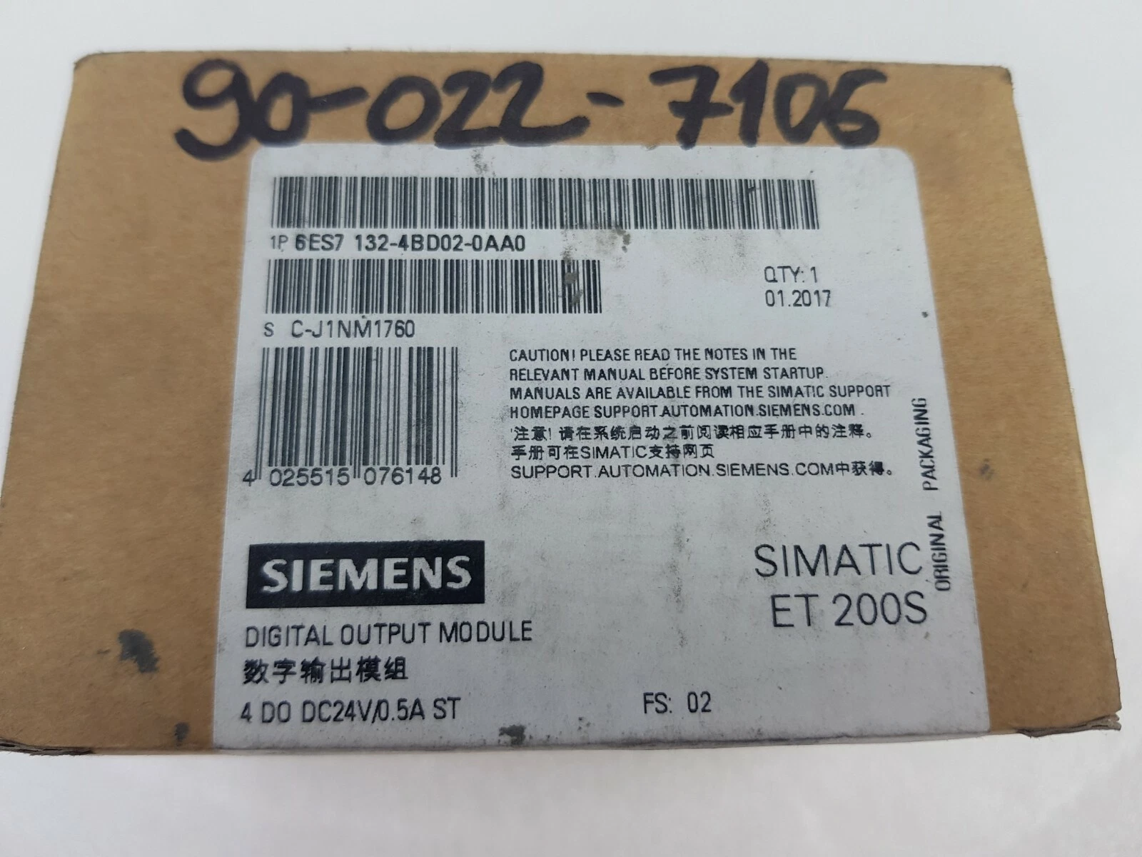 Close-up of the Siemens label: 6ES7 132-4BD02-0AA0, FS 02, 01.2017, SIMATIC ET 200S