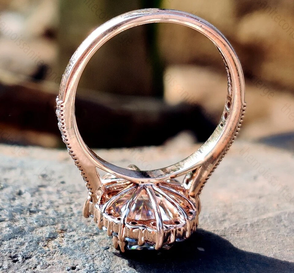 Anillo de compromiso vintage con halo de moissanita de corte radiante de 2,49 quilates enchapado en oro rosa de 14 k Foto 4 de 4