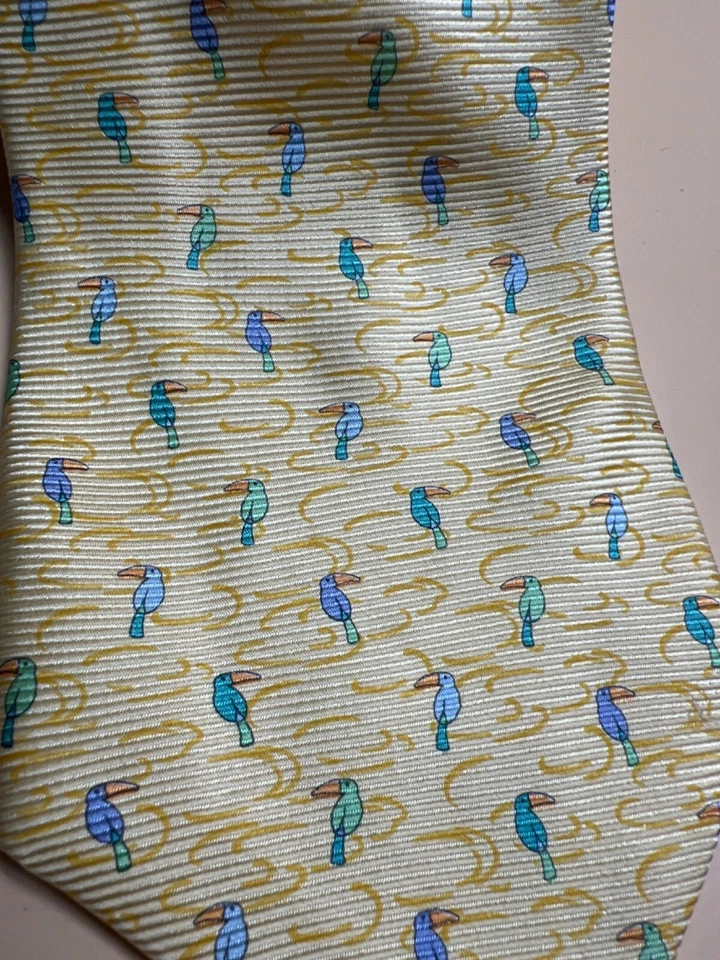 Tommy Hilfiger Silk Tie made in Italy Parrot tie 56" x 3.75 - Image 2 of 4