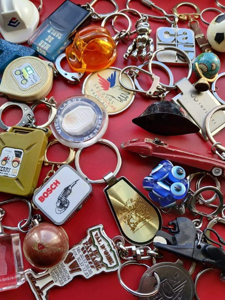 LOT 47 PORTE CLES PUBLICITAIRES ANCIENS RESINE, METAL et PVC THEMES différents - Photo 3/4