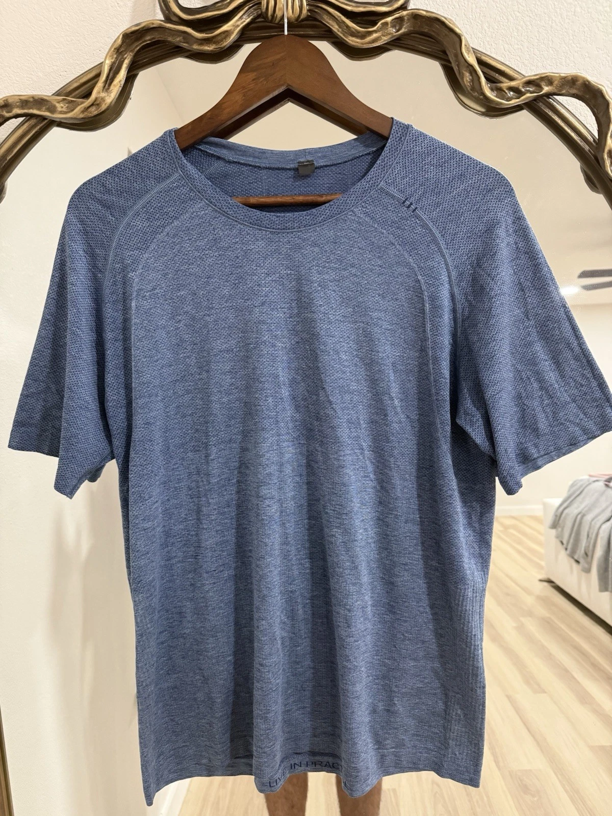 Lululemon Metal Vent Tech Shirt Mens Large Blue Striped Performance Gym