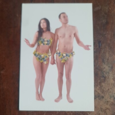 Akt Paar in Banknoten. Australian Ethical Super Advertising Postcard Unposted