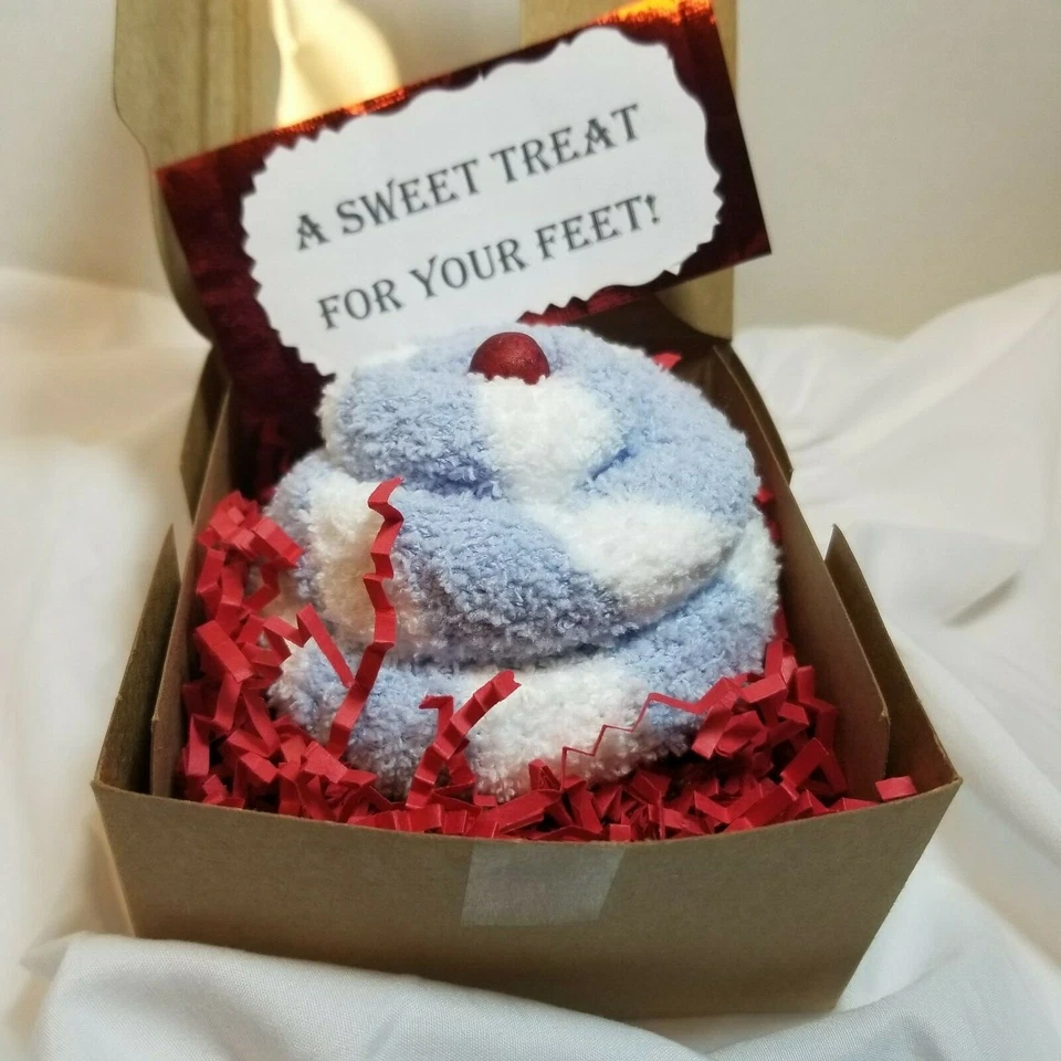 Fuzzy socks, sock cupcakes, Christmas socks, cupcakes, socks Foto 3 de 4