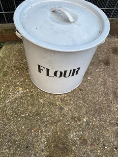 ENAMEL FLOUR BIN ANTIUE RETRO COLLECTOR KITCHEN WEAR PLANTER CHEAP STORAGE