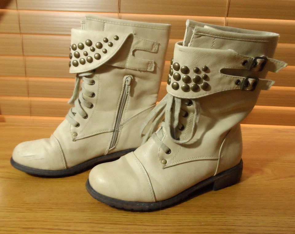 WILD DIVA LOUNGE Botas de Motociclista con Tachuelas para Mujer 7 Beige Tostado Encaje y Cremallera Punk Gótico Foto 2 de 4