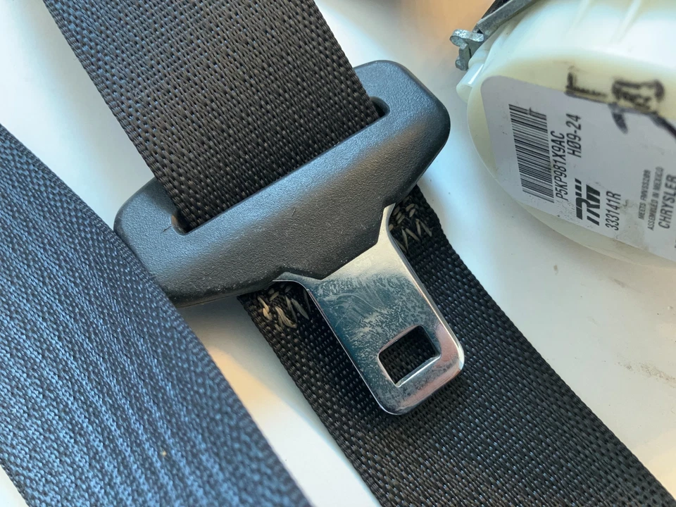 Retractor de cinturón de seguridad trasero, diestro o derecho 2013-18 Dodge Ram 1500 2500 3500 5KP981X9AC Foto 3 de 4