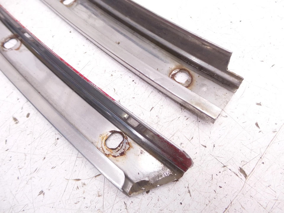 Camaro 70-81 Ventana Lateral Cromo Pilar B Vertical Pistas Climáticas Recorte Goteo Foto 2 de 4