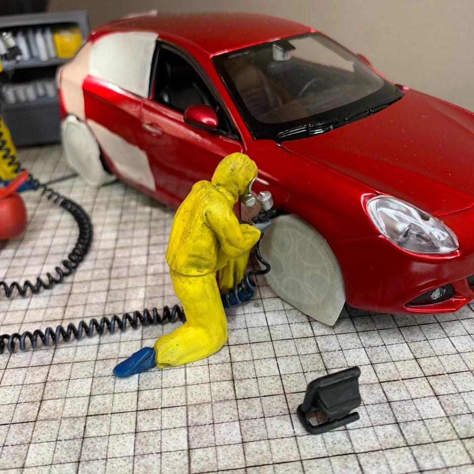 1/24 garage diorama car painters mechanics set - Image 3 of 4