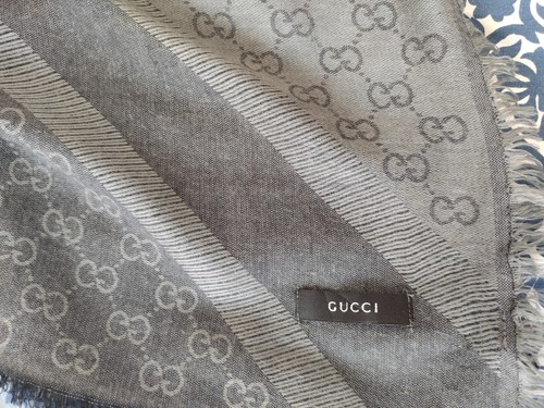 Elegant Gucci Two-Tone Gray Shawl with GG Monogram Pattern - Picture 9 of 16