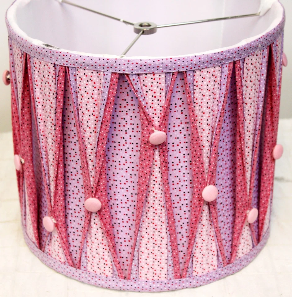 Botón de pantalla de lámpara de habitación de niñas con botones de lunares rosa y púrpura inspirado en look de colección Foto 4 de 4