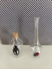 SET  2 mini bottigliette vetro soffiato uno con dadi e uno con pinguino.