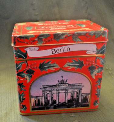 Lambertz  Heidelberg, Berlin, Munchen German Cookie Tin Music Box Christmas