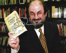 * SALMAN RUSHDIE * signed 8x10 photo * AUTHOR * NOVELIST * COA *