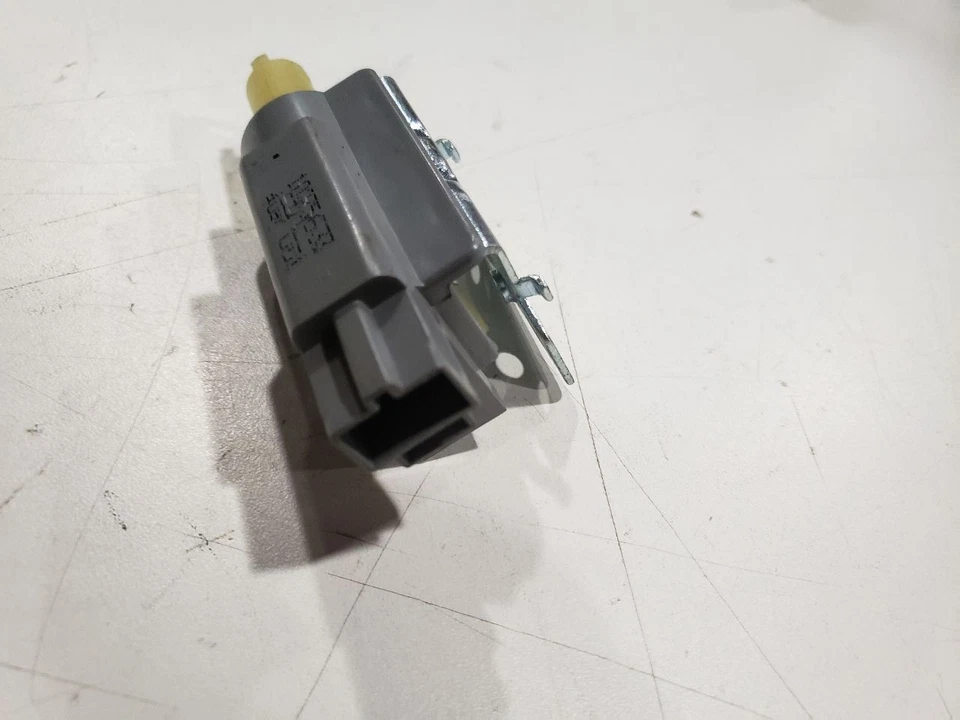 Motor actuador de puerta de combustible (sin cables/cableado) - Corvette C5 2004 - OEM 10275633 Foto 2 de 4