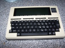 Radio Shack TRS-80 Model 100 works fin ewith carryu bag, cover and book.