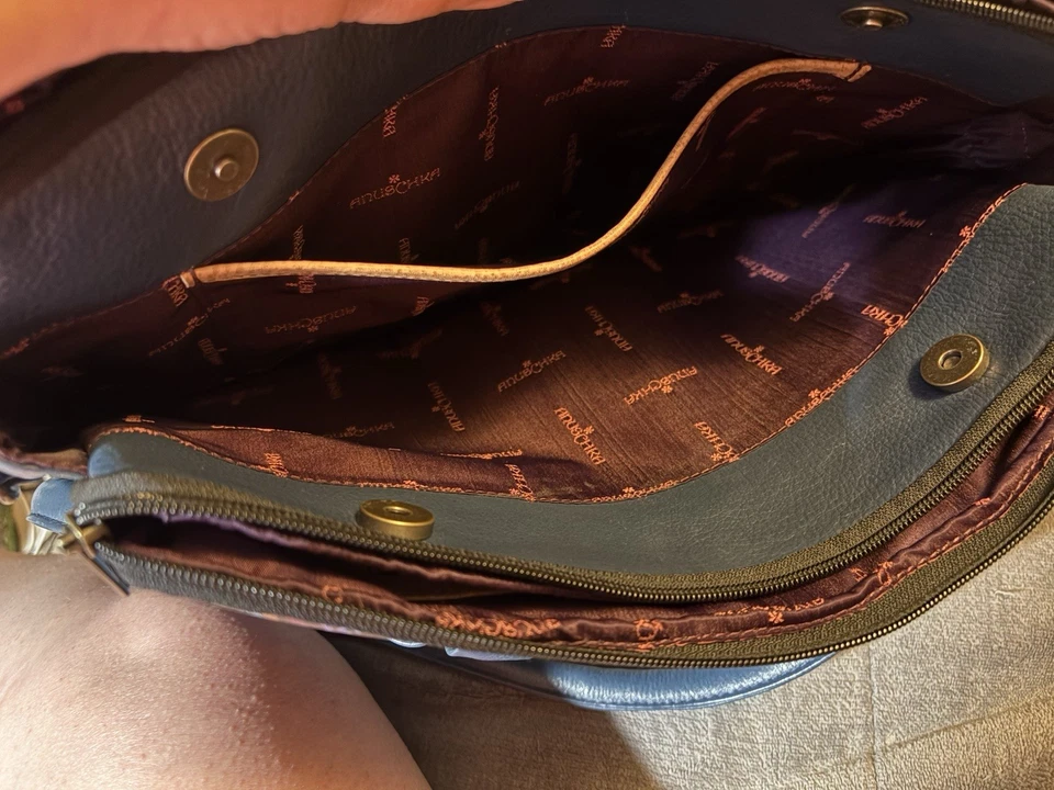 Cartera de cuero azul pintada a mano con doble asa Anuschka rosas/paisley Foto 4 de 4