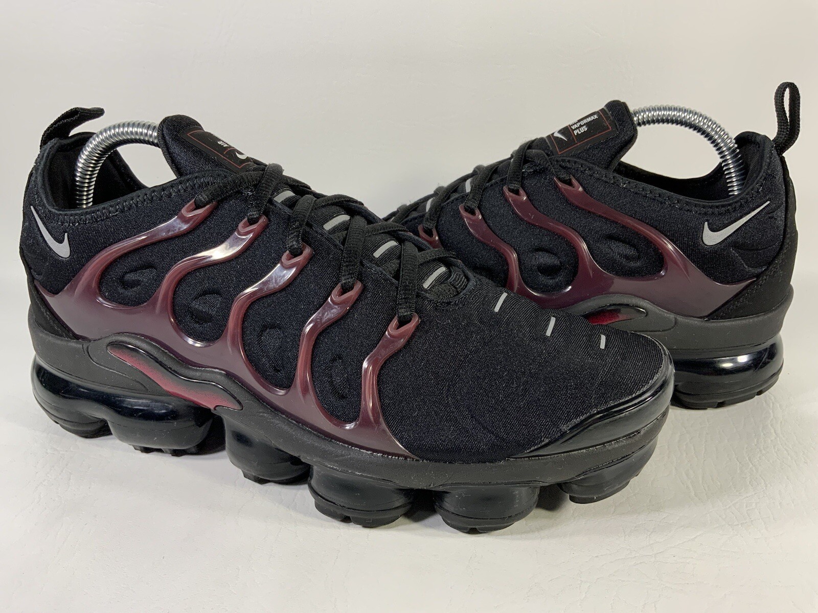 air vapormax plus black noble red