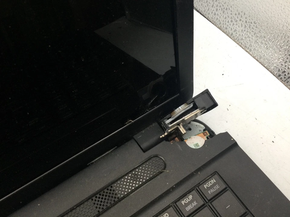 TOSHIBA SATELLITE C75D-B7260 - FOR PARTS - MISSING PARTS -READ DESCRIPTION - BB - Image 4 of 4