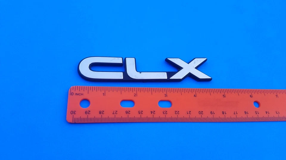 83 84 85 86 87 88 DAIHATSU CHARADE CLX EMBLEMA TRASERO INSIGNIA SÍMBOLO LOGOTIPO OEM A26 Foto 2 de 3