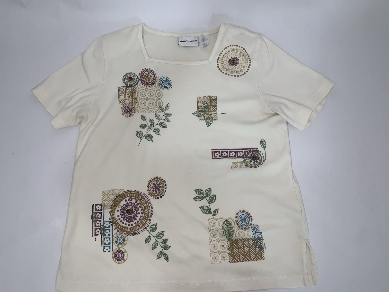 ALFRED DUNNER WOMENS SMALL CREAM FLORAL EMBROIDERED & BEADED SHORT SLEEVE TOP
