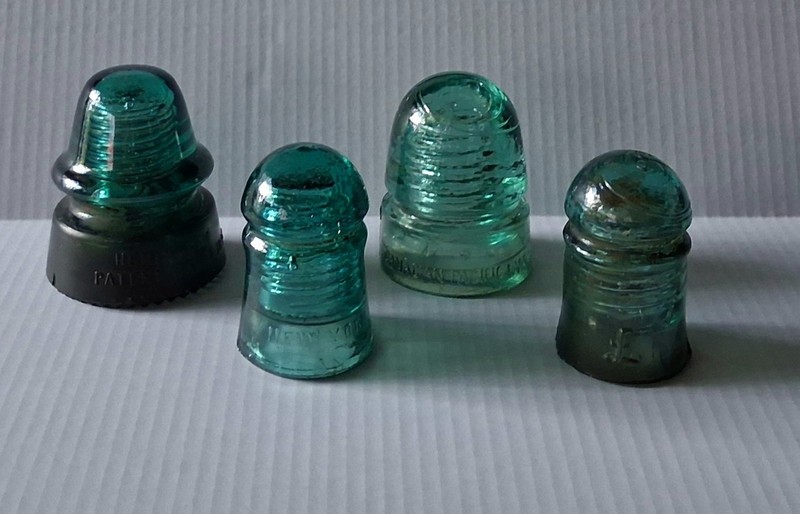 VTG 4 GLASS INSULATORS STERLING NY BROOKFIELD CANADIAN PACIFIC HEMINGRAY PETTI