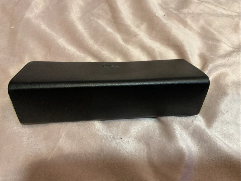 Estuche triangular para gafas Fendi, negro, amarillo y rosa Foto 4 de 4