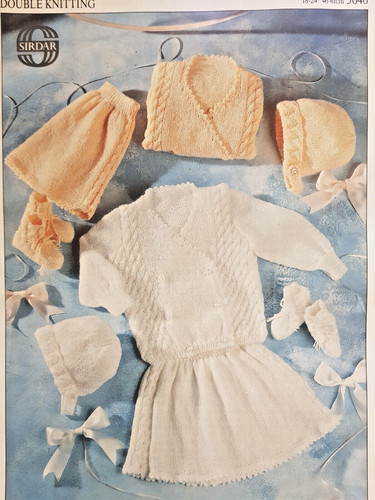 Strickanleitung**Baby/Kleinkind Strickjacke, Rock, Mütze & Stiefel**SIRDAR 3646