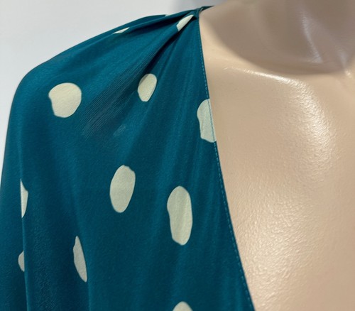 Maxi Vestido ADRIANA DEGREAS Azul y Azul Pálido Seda Cuello en V Lunares Cinturón Midi - Imagen 5 de 11
