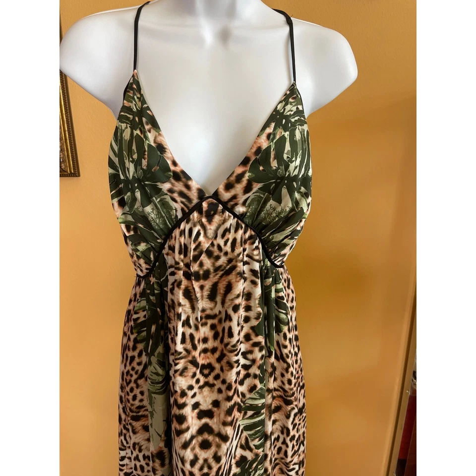 Vestido maxi Guess Paula animal estampa de palma pequeno aberto nas costas   - Imagem 3 de 4