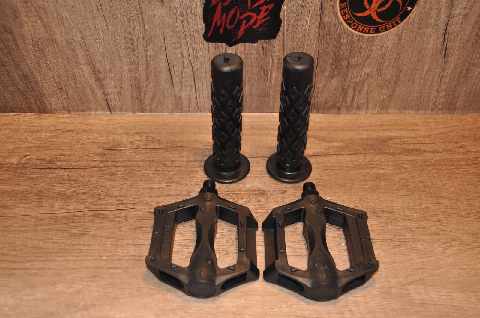 20 BMX Mongoose Kent Hyper Bike Pedals  & Grips Fit a 1 piece crank 1/2" sized