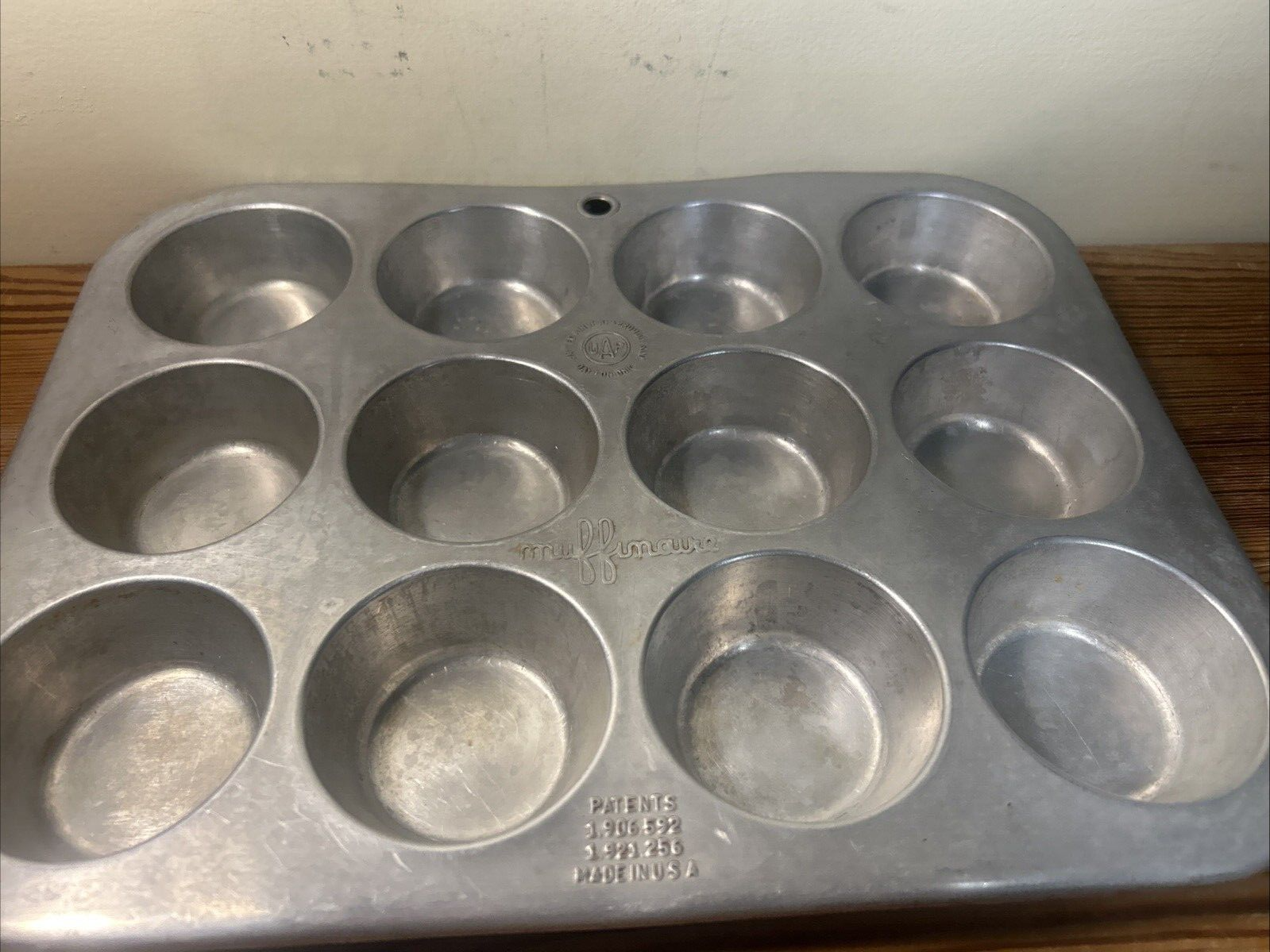 Muffinaire United Aircraft Products Muffin 12 Cupcake Pan Made in USA Vintage