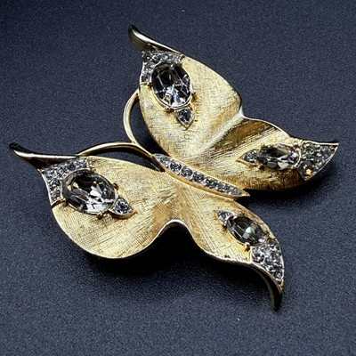 Vintage Trifari Schmetterling Brosche Goldton gebürstet Rauchartige Strasssteine
