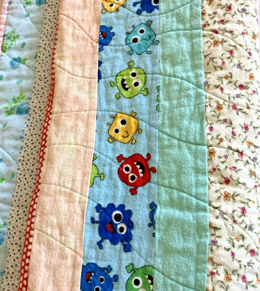 Manta bebé monstruo dibujos animados 38”x 41” hecha a mano a máquina acolchada colorida cuna Foto 3 de 4