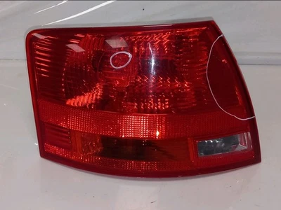 FEU ARRIÈRE GAUCHE Audi A4 Avant Quattro (B7) 2006 8E9945095E - Photo 1/4
