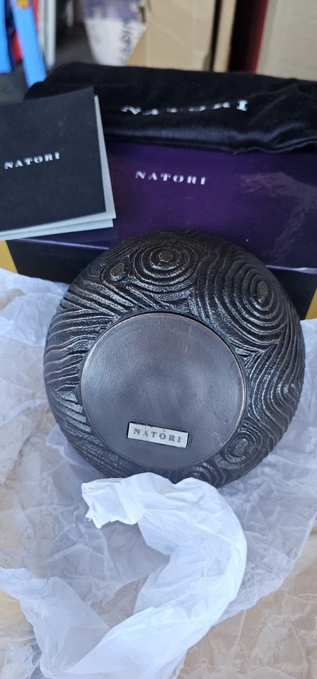 Tazón de tuerca de grano de madera Josie Natori con cubierta antipolvo y caja Foto 2 de 3