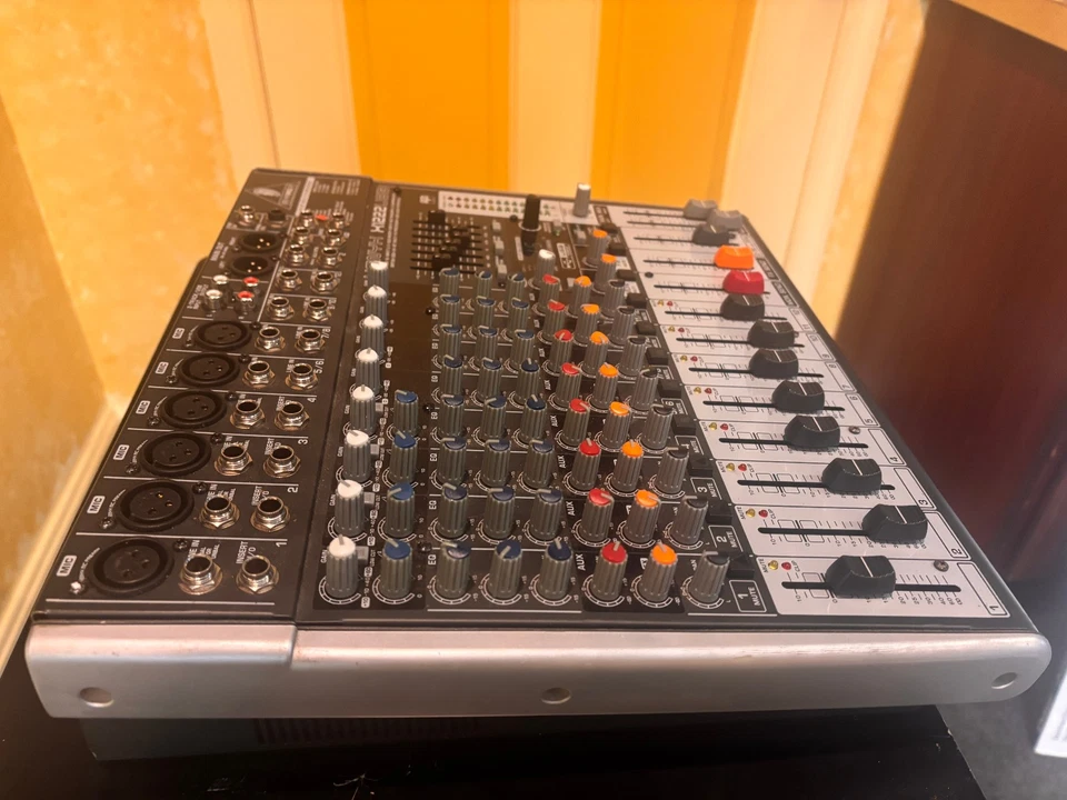 Behringer XENYX X1222USB Premium 16 entradas 2/2 buses mezclador con efectos y ecualizador Foto 2 de 4