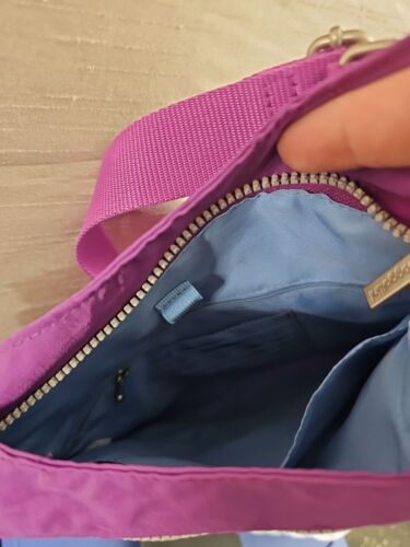 Baggallini dreifacher Reißverschluss vorne 3 Umhängetasche oben Reißverschluss Organizer Geldbörse lila - Bild 9 von 10