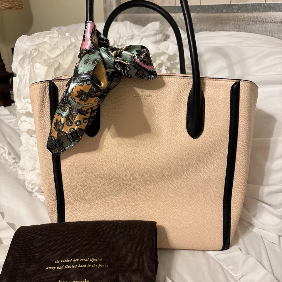 Hermosa bolsa de cercanías Kate Spade usada en excelente estado grande Foto 2 de 4