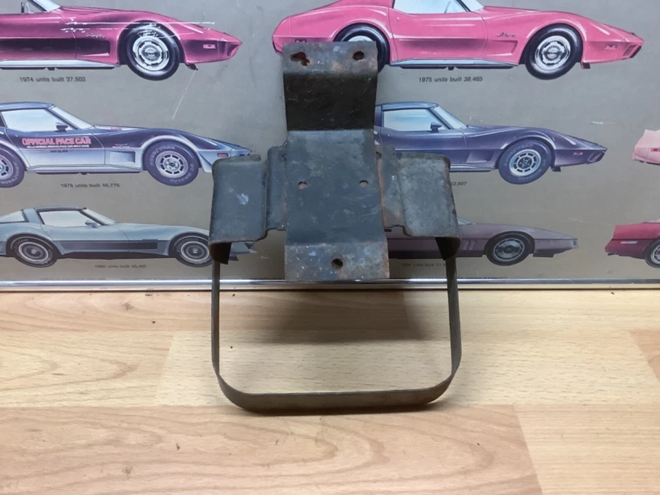 Chevrolet Corvette C3 1973-1977 soporte de tanque de expansión de radiador de refrigerante OEM Foto 3 de 3