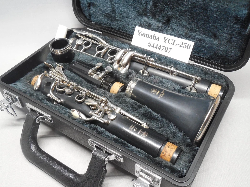 Clarinete Yamaha YCL-250 con estuche y Yamaha MP - Limpio, reacondicionado garantizado Foto 2 de 4
