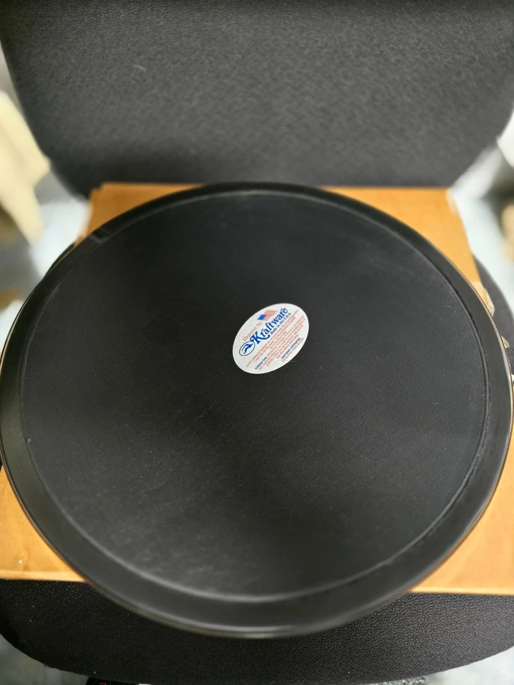 Bandeja redonda de cuero sintético, negra - 14 pulgadas Foto 2 de 3