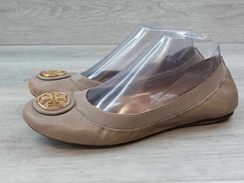 Sapatilhas Tory Burch Caroline femininas couro acastanhado logotipo dourado conforto balé 8M - Imagem 3 de 4