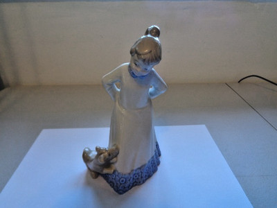 Vintage D'art SA Figur Mädchen mit einem Welpen 7,5 Zoll groß gebraucht