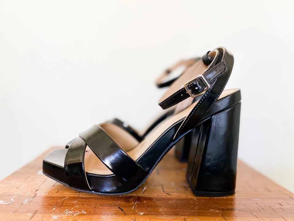 Sexy 9 tacones MIA Eloise de cuero vegano brillante con tiras en bloque punta abierta Foto 3 de 4