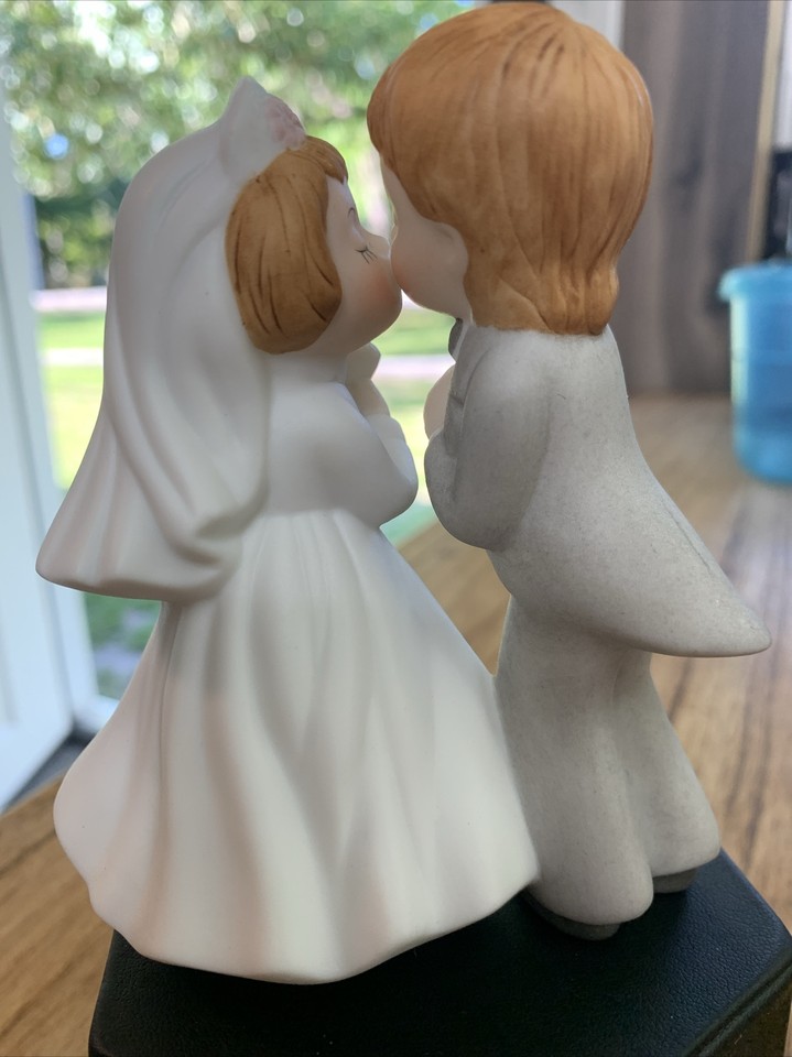 Lefton Bride And Groom Cake Topper Kissing Ceramic Wedding Figurines