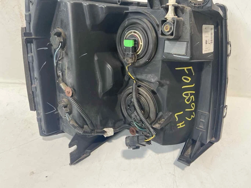 Used Left Headlight Assembly fits: 2008 Chevrolet Silverado 3500 pickup Left Gra - Изображение 4 из 4