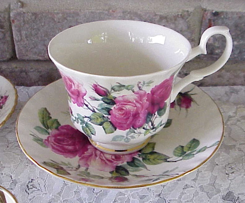 Hermosos juegos de tazas de té y platillos de porcelana de hueso vintage desajustados Inglaterra Foto 4 de 4